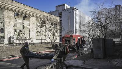 Las principales ciudades ucranianas resisten a la invasión rusa que ha dejado miles de muertos y destrucción en gran parte del país.