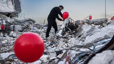 Un fotógrafo turco coloca globos en los escombros de un edificio en Antakya donde murieron tres niños.