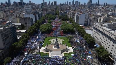 Miles de argentinos salieron a protestar este miércoles contra las reformas de Milei en Argentina.