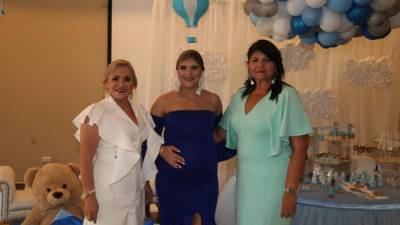 Las abuelas Sandra Cerrato y Dilcia Mcfield con la futura mamá.