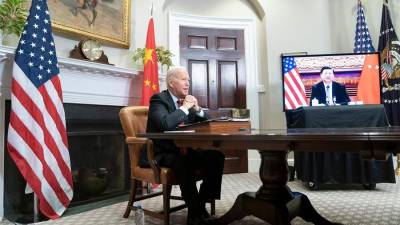 El presidente de EE.UU, Joe Biden, durante una reunión por videoconferencia con su homólogo chino, Xi Jinping.