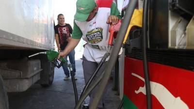 La gasolina regular de 97.69 pasa a 96.90 lempiras por galón para una disminución de 0.79 centavos.