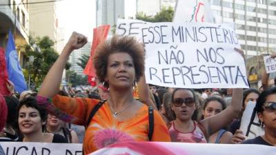 Grupos feministas marcharon contra el gobierno de Michel Temer por la ausencia de mujeres en los ministerios. Foto: EFE/Carlos Villalba R.