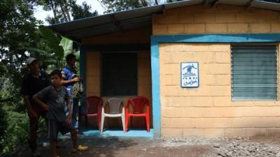 La casa es de bloque y tiene dos cuartos.