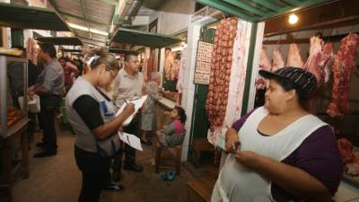 Inspectores verifican los correctos precios.