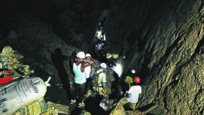 Pese a los riesgos, los rescatistas no han dejado de buscar a los ocho mineros que siguen desaparecidos. Ni de noche descansan.