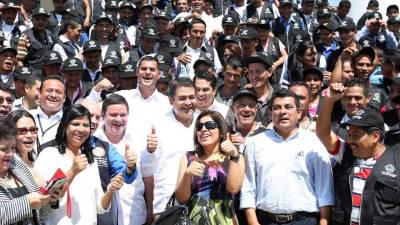 El mandatario junto a los facilitadores.