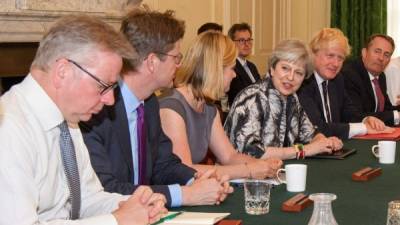 La primera ministra británica, Theresa May (centro) en una reunión con su Gabinete en Londres.