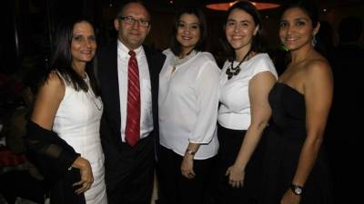 Lila y Ronald Vair, Gina Larach, Karla Gergen y Lilian Nasser.