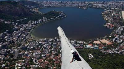 Las obras de mantenimiento y recuperación del Cristo Redentor de Río de Janeiro, el monumento más emblemático de Brasil, comienzan hoy, martes 21 de enero de 2014, después de que la escultura fuera dañada por el impacto de varios rayos, el último de ellos la semana pasada. EFE/Antonio Lacerda