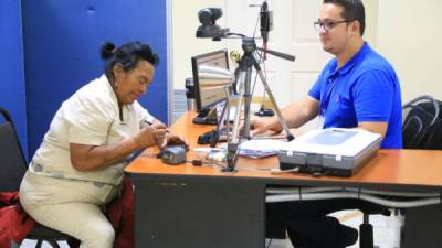 Una usuaria es atendida por uno de los cuatro agentes de pasaporte. Foto: Franklyn Muñoz.