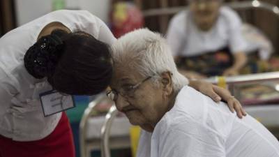 Los ancianos en Birmania son abandonados a su suerte.// Foto AFP.