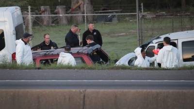 Agentes policiales acudieron al lugar en el que murió el sospechoso de los ataques. Las autoridades no descartan que tenga algún cómplice o que haya entregado otros paquetes bomba antes de morir.