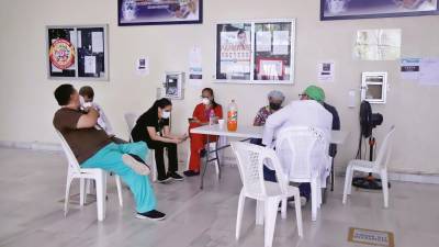 <b><span class=mln_uppercase_mln>Malestar.</span></b> Médicos en el <i>lobby </i>del hospital en paro de brazos caídos.<span class=mln_uppercase_mln> Foto: Frank muñoz</span>