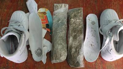 Zapatos y marihuana decomisada a la mujer.
