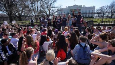 Miles de estudiantes de secundaria abandonaron sus salones de clase para salir a protestar por mayores controles para la venta de armas tras la masacre en Florida. //AFP.