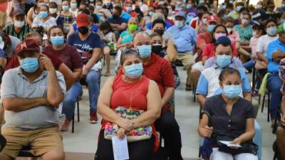 En varios municipios del departamento de Cortés se han incrementado los casos de covid-19. La positividad esta semana subió a un 44%, la vacunación se ha acelerado para frenar el avance de la pandemia, informaron las autoridades de Salud. Fotos: Moisés Valenzuela