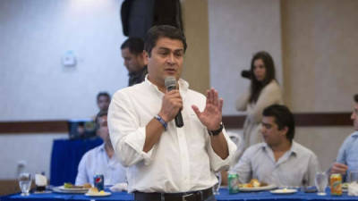 Juan Orlando Hernández, candidato presidencial del gobernante Partido Nacional, habla en un hotel de Tegucigalpa, Honduras. EFE