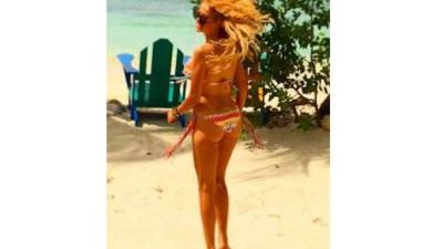 Paulina Rubio modelando su bikini.