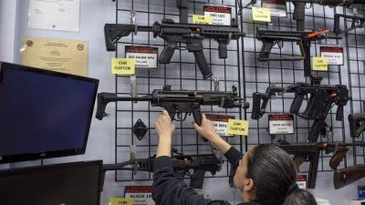 El Gobierno de Biden ha implementado varias restricciones para la venta de armas tras las masacres en Texas y Nueva York.