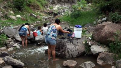 Centenares de familias se ven obligadas a lavar su ropa en ríos y quebradas por la carestía de agua.