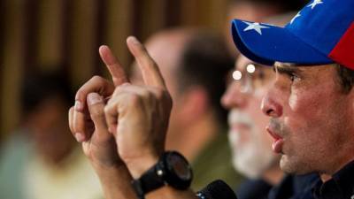 .- El líder de la oposición venezolana y gobernador del estado Miranda, Henrique Capriles, realiza una rueda de prensa hoy, miércoles 20 de noviembre del 2013, en Caracas (Venezuela).