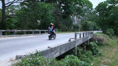 La mitad del borde del puente en el lado derecho está caído; en el lado izquierdo también hay daños.