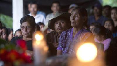 Familiares asisten este 10 de septiembre de 2013, al sepelio de seis integrantes de la familia Zet víctimas del accidente de autobús en el pueblo de Chipastor, del departamento de Chimaltenango, en el oeste de Guatemala. EFE