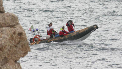 Equipos de rescate, durante las labores de búsqueda de las víctimas del barco hundido frente a la isla de Lampedusa el pasado 3 de octubre. EFE