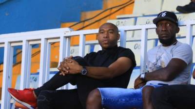 Wilson Palacios en las gradas del estadio Nacional junto a Hendry Thomas. Foto Ronald Aceituno