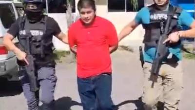Pedro Noé Díaz Arriaga es custodiado por policías.