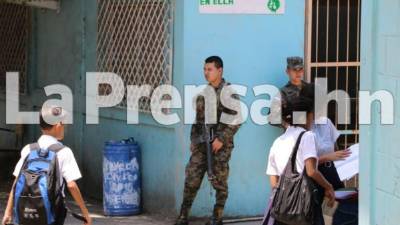El colegio oficial se mantiene resguardado por elementos de la Policía Militar.