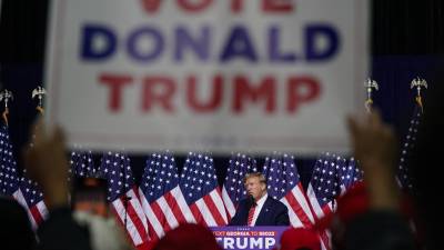 El expresidente de Estados Unidos y aspirante a la presidencia de 2024, Donald Trump, habla durante un evento de campaña en Roma, Georgia.