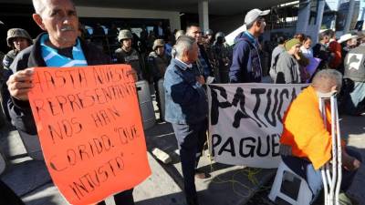 Grupos de personas han venido exigiendo pagos.