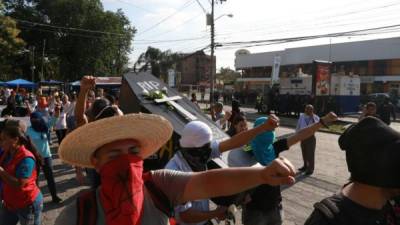 Los universitarios entregaron las instalaciones de la Unah-vs ante la presencia de policías y militares.