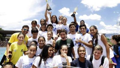 Delfines Sampedranos posando con el trofeo de campeones.