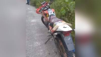 Motocicleta en la que se conducían los dos jovencitos asesinados en Trinidad, Santa Bárbara (Honduras).