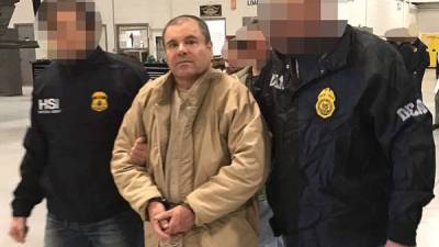 (FILES) In this file photo taken on January 19, 2017 This handout picture released by the Mexican Interior Ministry on January 19, 2017 shows Joaquin Guzman Loera aka 'El Chapo' Guzman (C) escorted in Ciudad Juarez by the Mexican police as he is extradited to the United States. - After a dramatic decades-long run as one of the world's most notorious druglords, there is little suspense about what will happen in a New York courtroom on Wednesday: Joaquin 'El Chapo' Guzman is expected to be sentenced to life in prison. (Photo by HO / INTERIOR MINISTRY OF MEXICO / AFP) / RESTRICTED TO EDITORIAL USE-MANDATORY CREDIT 'AFP PHOTO/INTERIOR MINISTRY OF MEXICO' NO MARKETING NO ADVERTISING CAMPAIGNS-DISTRIBUTED AS A SERVICE TO CLIENTS-XGTY / TO GO WITH AFP STORY BY Laura BONILLA CAL: 'El Chapo expected to get life sentence from US judge' Pixelation of faces was done by the US Department of Justice