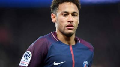 Neymar, de 26 años, llegó en un avión de Air France proveniente de París. AFP