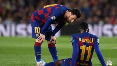 En esta foto de archivo tomada el 27 de noviembre de 2019, el delantero francés de Barcelona Ousmane Dembele (R) es consolado por el delantero argentino de Barcelona Lionel Messi después de una lesión durante el partido de fútbol del Grupo F de la Liga de Campeones de la UEFA entre el FC Barcelona y el Borussia Dortmund en el estadio Camp Nou en Barcelona, ​​el 27 de noviembre de 2019. (Photo by Josep LAGO / AFP)