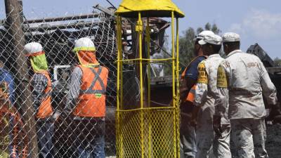 Un buzo militar ingresará esta tarde a la mina inundada para buscar a los 10 mineros atrapados desde hace una semana.
