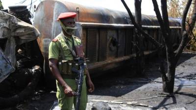 Un vídeo en las redes sociales mostraba a decenas de curiosos intentando recuperar el combustible con grandes bidones amarillos, pocos minutos antes de que se incendiara.