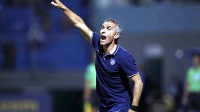 Richard Williams dirigiendo a Estados Unidos contra Honduras.