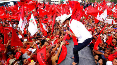 Xiomara Castro de Zelaya habla con sus simpatizantes en el cierre de campaña en Tegucigalpa.