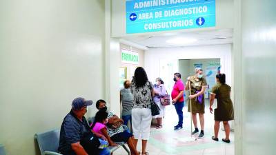Pacientes esperan su turno en la clínica periférica del IHSS en SPS. Fotos : Amílcar I. y Melvin C.