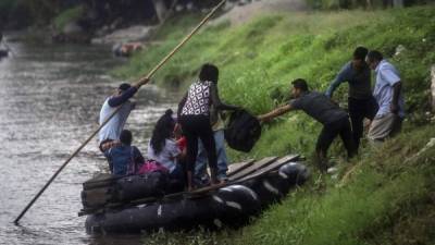 Migrantes centroamericanos siguen cruzando el río Suchiate, frontera entre Guatemala y México, para ingresar ilegalmente a territorio mexicano en su ruta hacia EEUU./AFP.