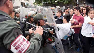 Miembros de la Guardia Nacional y de la oposición han chocado varias veces en las últimas horas debido a la ruptura del orden constitucional en Venezuela.