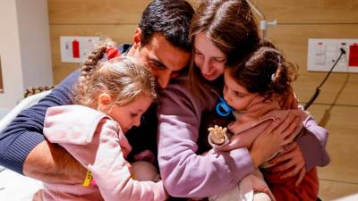 Yoni Asher recibió a sus hijas, Aviv y Raz que junto a su esposa Doron, fueron liberadas por Hamás tras permanecer más de un mes en cautiverio.