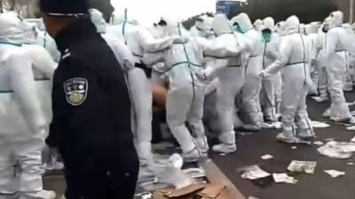 Agentes enfundados en trajes protección golpearon a decenas de trabajadores que protestaban contra la empresa tecnológica.