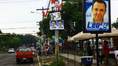 En la 33 calle de la ciudad aún hay afiches de publicidad política.